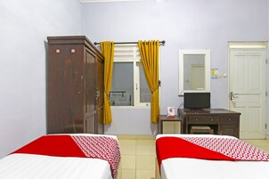 Standard Twin Room | Desk, laptop workspace, free WiFi, bed sheets