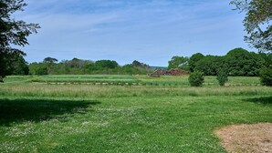 A rural landscape with fields, trees, and a clear sky. - Maison de Caractere à la Campagne (Saint-Geyrac)