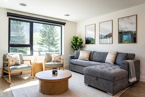 TV, bøker og kontorer