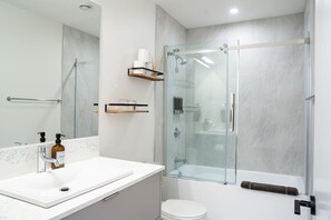 Badekar, hårføner og håndklær