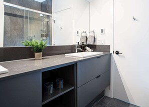 Bathtub, hair dryer, towels, shampoo - Revy's Peak Condo - Hot Tub with View (Revelstoke)
