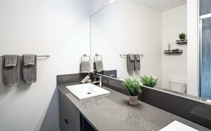 Badewanne, Haartrockner, Handtücher, Shampoo