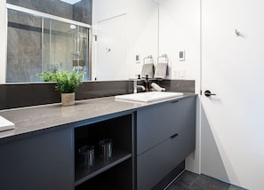 Badewanne, Haartrockner, Handtücher