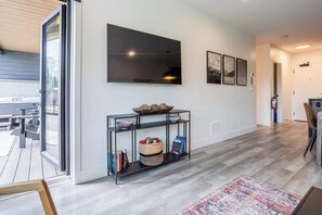 Interior - Revy's Peak Condo - Hot Tub and Mountain Views (Revelstoke)