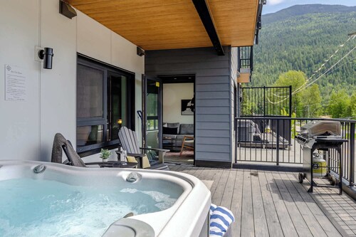 Revy's Peak Condo - Hot Tub and Mountain Views