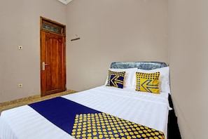 Economy Double Room | Laptop workspace, free WiFi, bed sheets