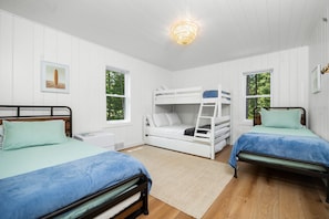 3 habitaciones, tabla de planchar con plancha, cuna de viaje y wifi