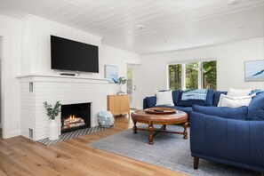 TV, offices - Three Pines Hideaway (Glen Arbor)