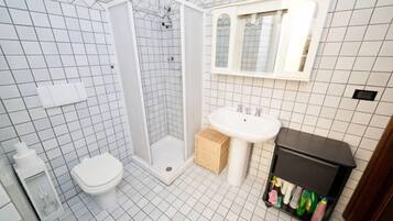 Douche, sĂšche-cheveux, bidet, serviettes fournies