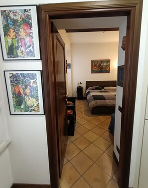 1 habitación, escritorio, tabla de planchar con plancha y wifi gratis