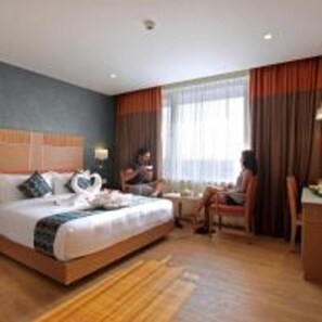Royal Double Room | Premium bedding, in-room safe, laptop workspace, blackout drapes - Tribute Royale (Kanayannur)