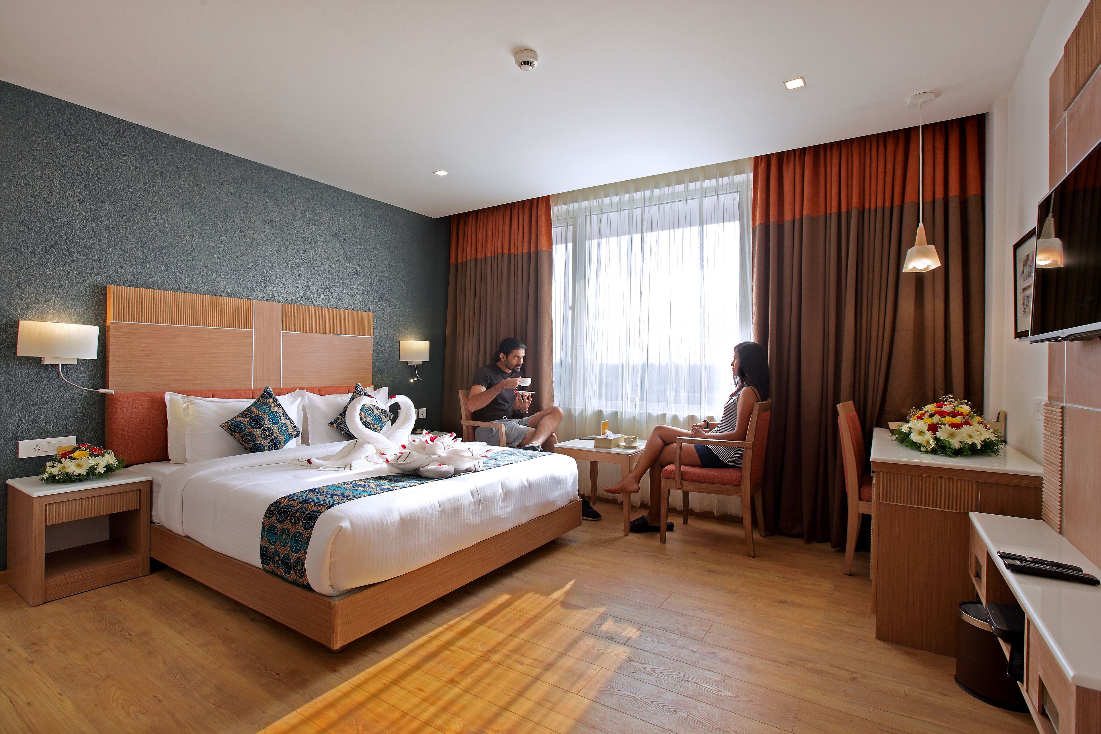 Ropa de cama de alta calidad y caja de seguridad en la habitación 