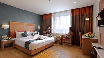 Ropa de cama de alta calidad y caja de seguridad en la habitación