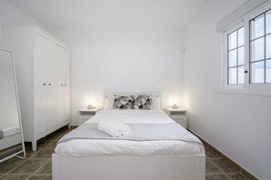 2 makuuhuonetta, työpöytä, silitysrauta/-lauta, vauvan matkasänky