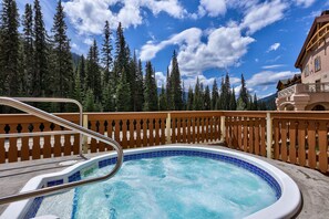 Outdoor spa tub - Hearthstone Lodge #225 (Sun Peaks)
