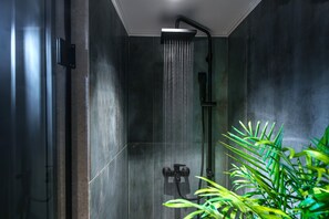 Douche, sèche-cheveux, serviettes fournies, savon