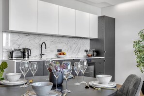 City penthouse (One-Bedroom Apartment) | Privékeuken | Een koelkast, een kookplaat, een vaatwasser, een broodrooster