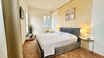 Terrace Studio | Escritorio, espacio para trabajar con laptop y cortinas blackout