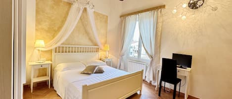 Comfort studio suite | Een bureau, een laptopwerkplek, verduisterende gordijnen, gratis wifi