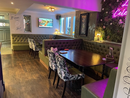 供应早餐、午餐和晚餐