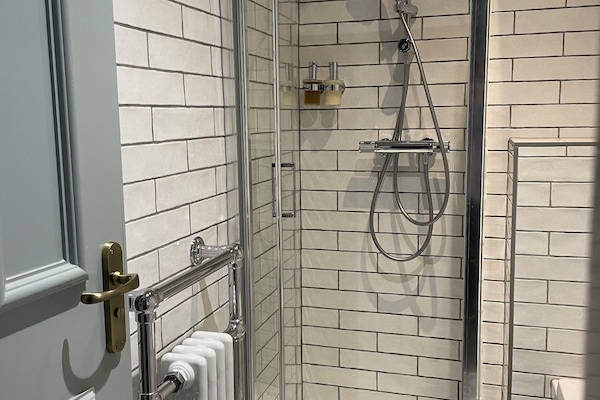 Classic Single Room | Bathroom | Shower, hydromassage showerhead, free toiletries, hair dryer