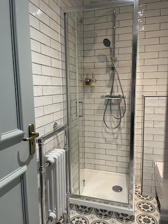 Classic Single Room | Bathroom | Shower, hydromassage showerhead, free toiletries, hair dryer. The Ivy Tree