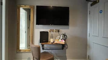 Habitación individual clásica | Decoración personalizada, muebles diferentes y escritorio