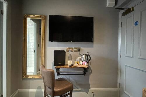 Chambre simple classique | Décor unique, ameublement unique, bureau