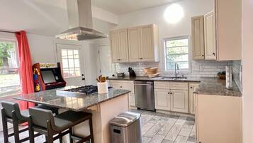 Frigorifero, microonde, forno, piano cottura