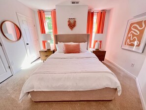 7 dormitorios, escritorio, tabla de planchar con plancha y cuna de viaje