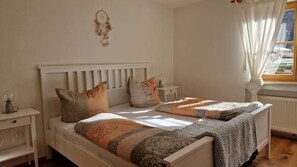2 bedrooms, travel cot, free WiFi, bed sheets