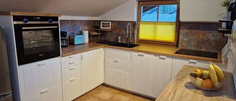 Køleskab, ovn, kogeplade, opvaskemaskine