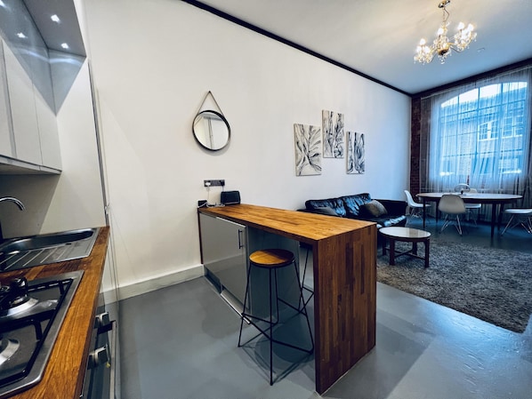 Apartment, 2 Queen Beds | Dining