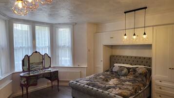 1 kamar tidur dan didekorasi berbeda-beda