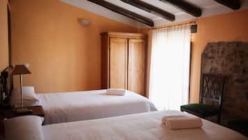 6 bedrooms, iron/ironing board, WiFi, bed sheets