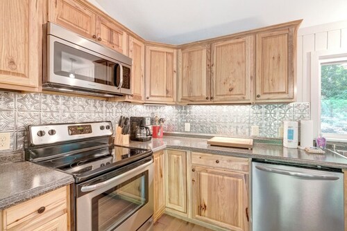 Bear Haven-Mtn House, Pet Friendly, Pool, Tennis & Basketball, Fire-pit, Grill