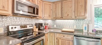 Bear Haven-Mtn House, Pet Friendly, Pool, Tennis & Basketball, Fire-pit, Grill