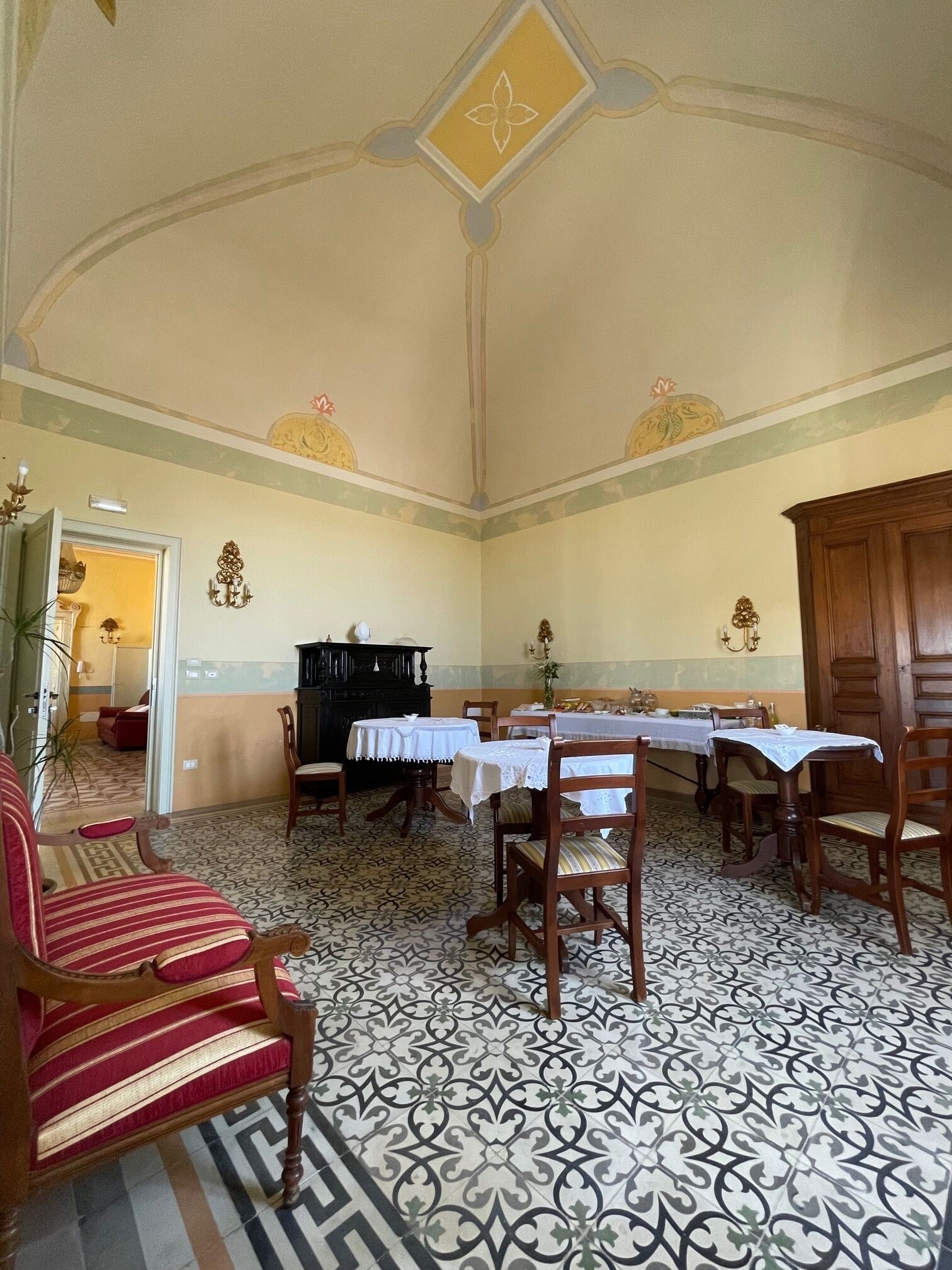 Daily continental breakfast (EUR 6 per person)