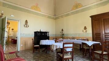 Daily continental breakfast (EUR 6 per person)