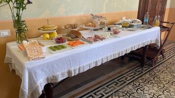 Colazione continentale, servita tutte le mattine (6 EUR a persona)