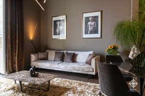 Apartamento Deluxe | Zona de estar | Smart TV de 85 pulgadas con canales por satélite, una televisión