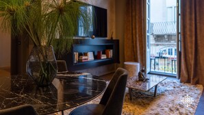 Leilighet – deluxe | Oppholdsområde | En 85-tommers smart-TV med Parabol-TV samt TV