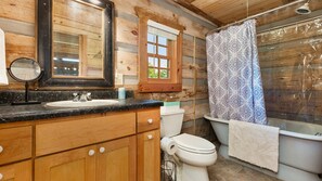 Badewanne, Haartrockner, Handtücher