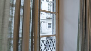 A window with a view of a building with balconies and a metal railing. - Corte d Appello Rooms (Turin)