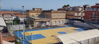 Monolocale con cucina e divano letto