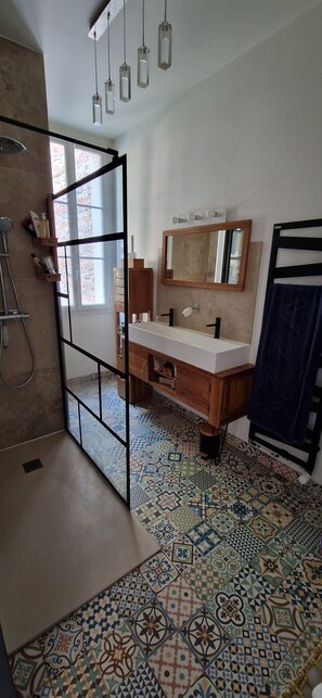 Douche, sĂšche-cheveux, bidet, serviettes fournies