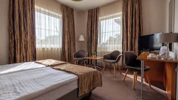 Camera Classic, non fumatori, vista città | Una cassaforte in camera, una scrivania, insonorizzazione