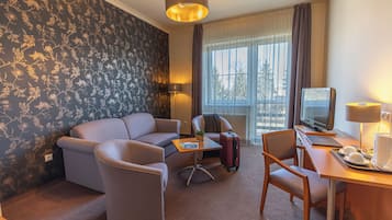 Superior Suite, Non Smoking, City View | 1 bedroom, in-room safe, desk, soundproofing