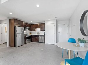 Departamento, 1 cama Queen size | Servicio a la habitación