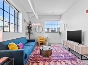 Departamento, 1 cama Queen size | Área de sala de estar | Smart TV, Netflix, Hulu y servicios de streaming 